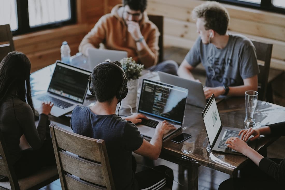 Equipo de GLOBALTRONIK en reunión de trabajo